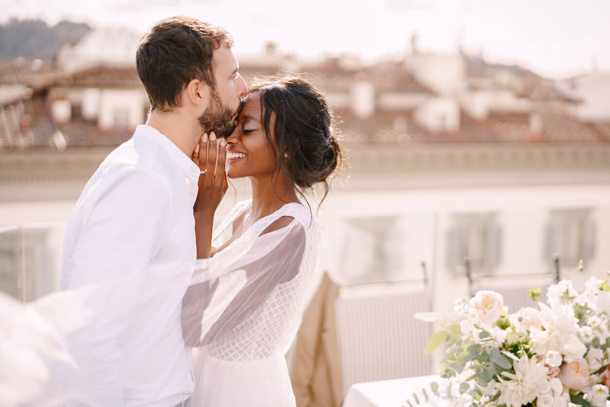 15 Romantic Wedding Couple Poses For the Soon To Be Married Couples