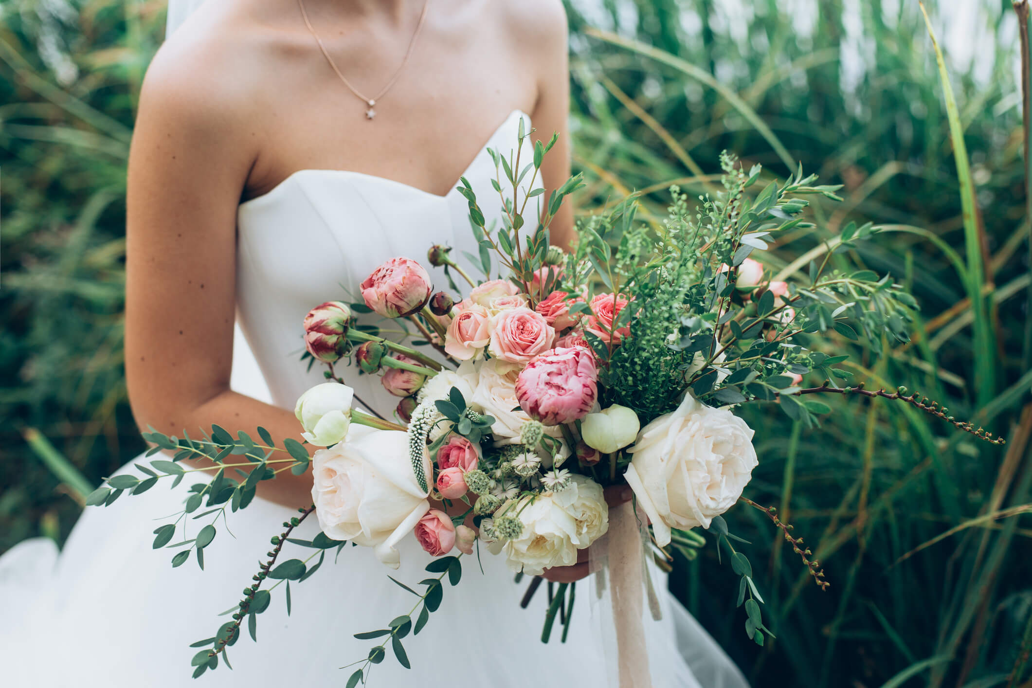 A fairytale wedding with spring wedding colors to brighten up your