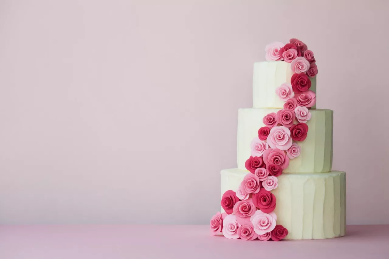 Red roses Valentine's cake | Valentine cake, Tiered cakes birthday, Wedding  cake centerpieces