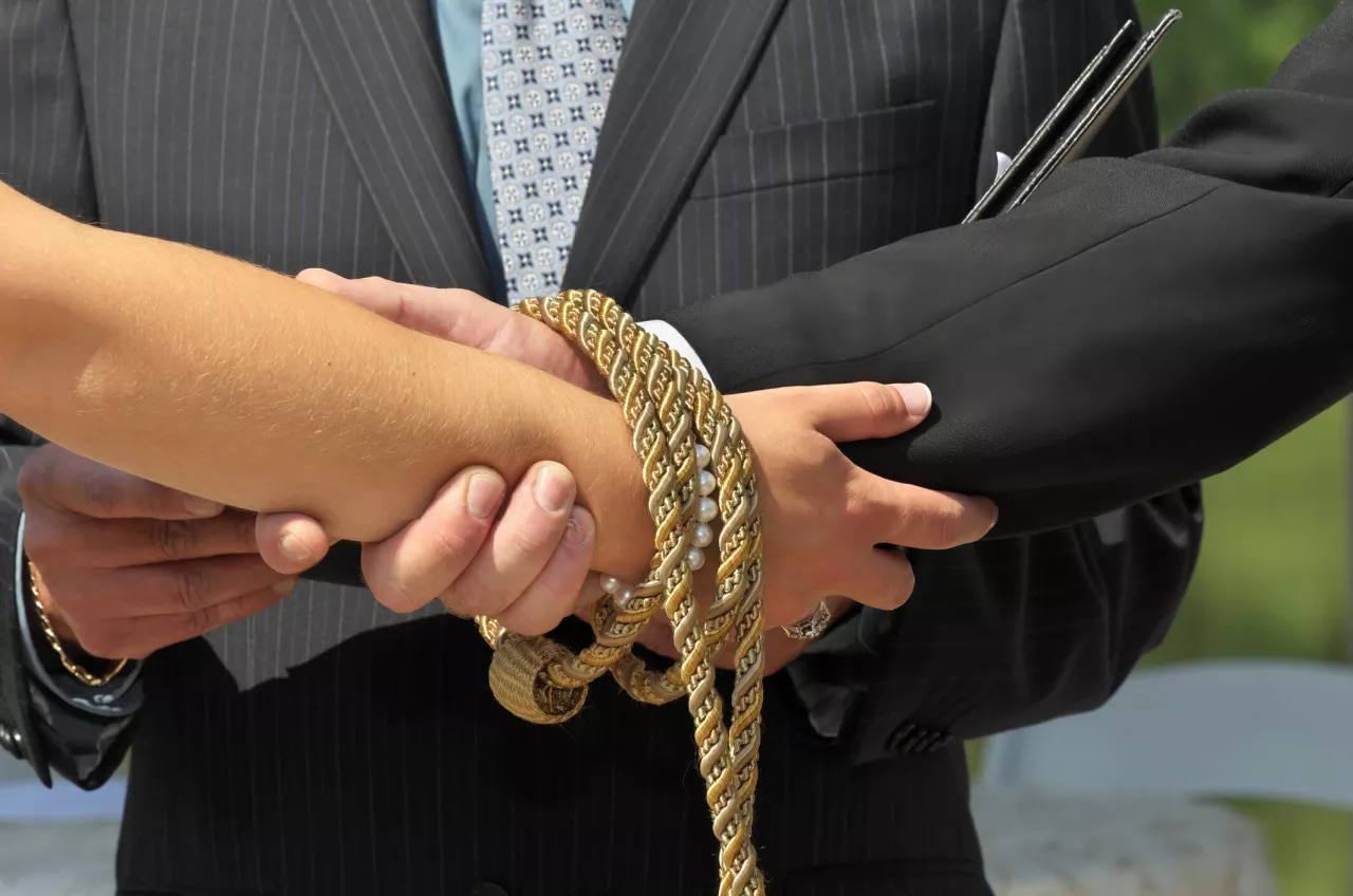 What Is A Handfasting Ceremony? An Ancient Tradition In Modern Times ...